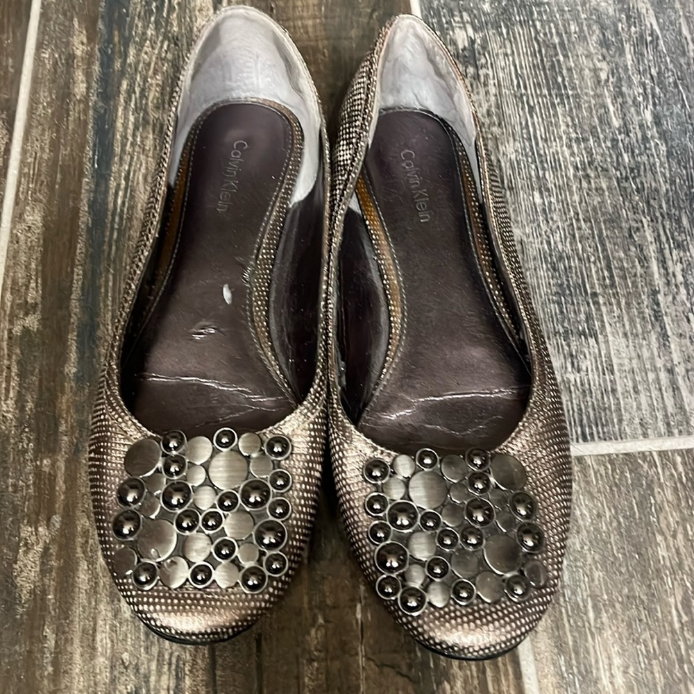Calvin Klein leather silver/ bronze flats.EUC. Round silver metal toe detail